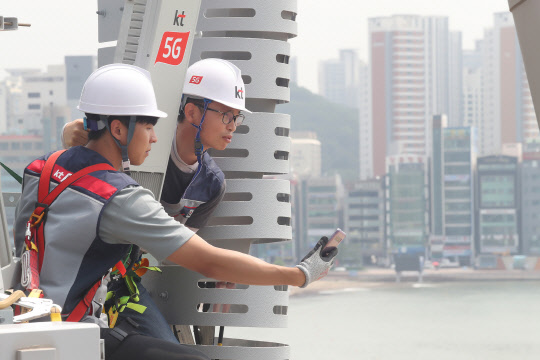 KT 네트워크부문 직원들이 부산 광안리 해수욕장 인근 5G 기지국을 점검하고 있다.    KT 제공